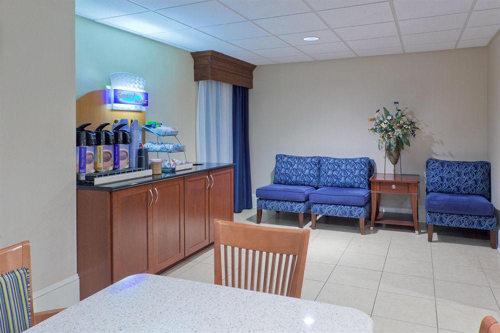 Holiday Inn Express Seaford-Route 13 Restoran fotoğraf